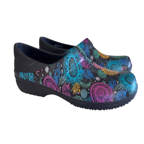 Crocs Clogs Neria Pro II Dual Comfort Clogs in Paisley Mandala - Picture 1 of 7